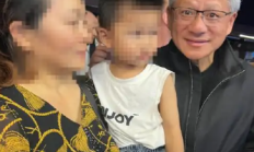 黄仁勋夜游什刹海，与路人亲切合影展现亲和力