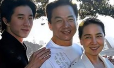 今天！71岁成龙与儿子房祖名瑞士同框